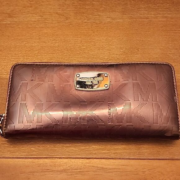 Michael Kors Monogram Metallic Silver/pewter Zippy Wallet EUC - Picture 1 of 6